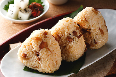 みつせ鶏炭火焼鶏ごぼうめしの素200g×5袋【ご飯の素 簡単調理 風味豊か 国産鶏 鶏肉 ごぼう お弁当 おかず 和食 旨味たっぷり 手軽】K059049