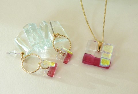 小窓のペンダント・リングin小窓のピアス 2点セット【ペンダント ペンダントトップ ピアス イヤリング 可愛い キラキラ シンプル ゴールド お呼ばれ 結婚式 おでかけ】K003101