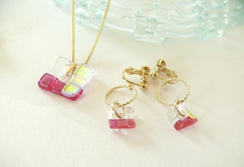 小窓のペンダント・リングin小窓のイヤリング 2点セット【ペンダント ペンダントトップ イヤリング ピアス 可愛い キラキラ シンプル ゴールド お呼ばれ 結婚式 おでかけ】K003100