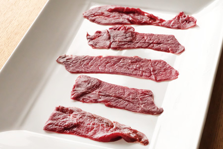 【3か月定期便】エミュー肉 しゃぶしゃぶ用【エミュー 基山産 高タンパク 高鉄分 低カロリー ヘルシー ジビエ しゃぶしゃぶ 貴重肉 鉄分補給】K006333