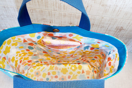 手作りトートバックC(ストライプ柄に赤ハンプ)【手作り 手提げ サブバック ハンドメイド ポケット付 1点もの 人生の楽園】K023062