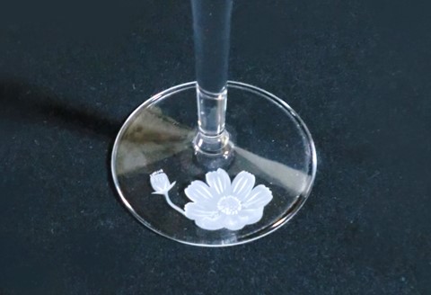 秋桜・フルート2個入【シャンパン 日本酒 グラス 秋桜 上品 優美 クリスタル プレゼント ギフト 御祝 記念日 桐箱入り】 K024081