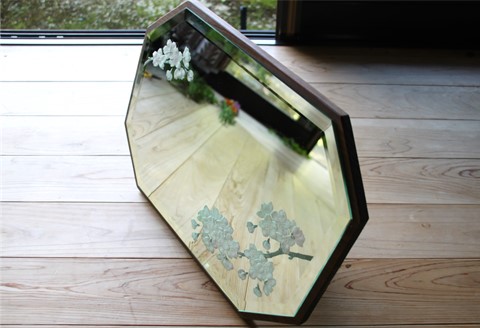 里山彩鏡・桜置き型面取り鏡【鏡 桜 サンドブラスト 置き型 面取り 優美 高級感 天然木】 K024070