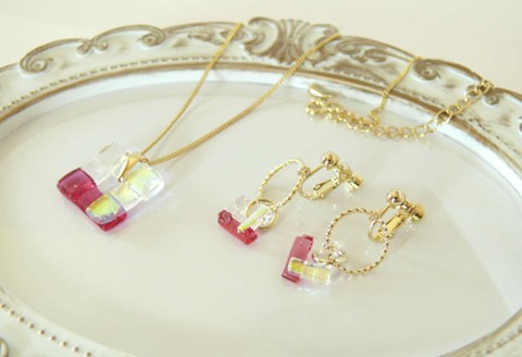 小窓のペンダント・リングin小窓のイヤリング 2点セット【ペンダント ペンダントトップ イヤリング ピアス 可愛い キラキラ シンプル ゴールド お呼ばれ 結婚式 おでかけ】K003100