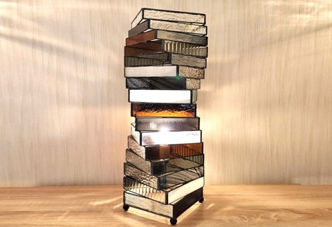 ステンドグラスのランプ(モノトーンシリーズ・Spiralスパイラル)【ステンドグラス ルームランプ 手作り シンプル スタイリシュ 癒し やさしい灯り 日本製 透け感】K003097