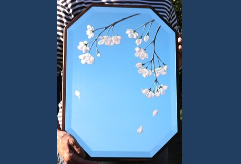 里山彩鏡・枝垂れ桜の壁掛面取り鏡【鏡 枝垂れ桜 桜 天然木 サンドブラスト 壁掛け 高級感 温かみ】 K024072