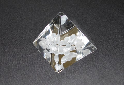 クリスタルガラス ペーパーウェイト 桜(ピラミッド型)【クリスタル グラス 桜 ガラス雑貨 オブジェ インテリア サンドブラスト 文鎮 プレゼント】 K024073