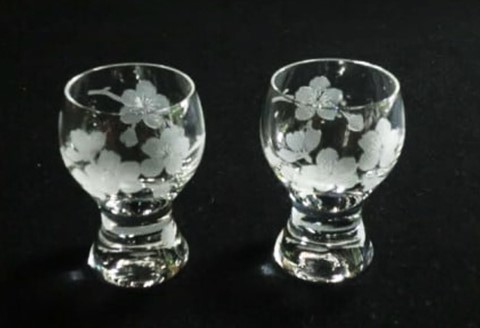 桜 台付酒グラス(2個入)【お酒 グラス 桜 クリスタル ギフト 御祝 記念日 桐箱入り】 K024076