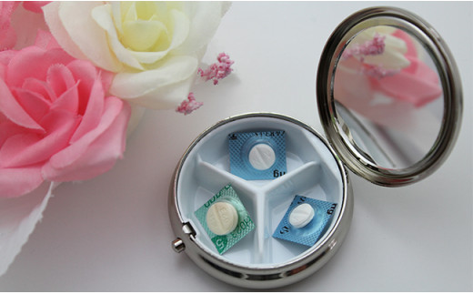 二宮閑山 有田焼ピルケース 花唐草紋様 A12-216