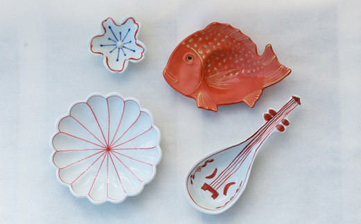 祝いの食卓に添えたい"朱" 有田焼上絵付の小皿揃え 日用品