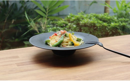 【マットな質感が人気】有田焼 Wave黒陶 パスタ皿 2枚セット
