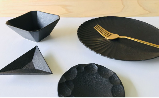 有田焼 テーブルコーディネートがグッと引き締まる黒い器