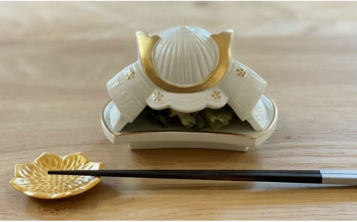 有田焼 端午の節句 マットホワイト金彩 兜 蓋物 24to3 西富陶