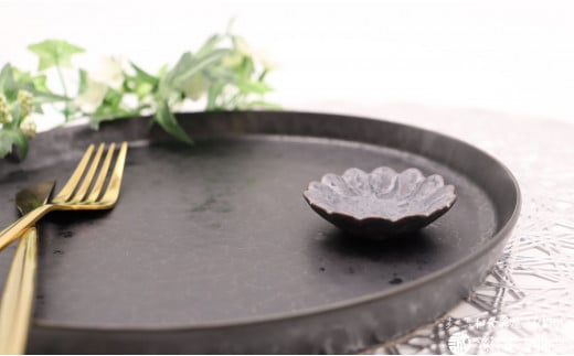 有田焼 上質な黒でワンランク上のコーディネート［プレー