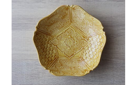 有田焼 レリーフ地紋彫 プレート 黄交趾 1枚【山忠】食器 