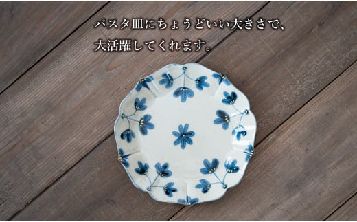 【花の形が人気のお皿】有田焼 陶芸作家の手描き 21cm プレ