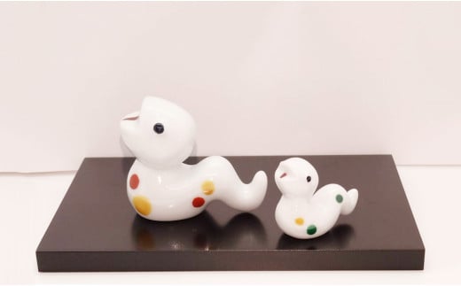 有田焼 干支 巳置物（大小サイズ・木台付）【やきもの工房