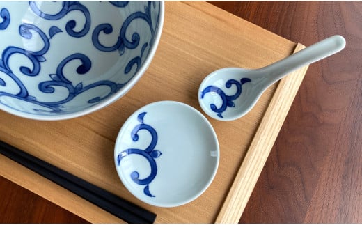 有田焼 飽きのこない唐草紋様の丼とレンゲのセット【しん