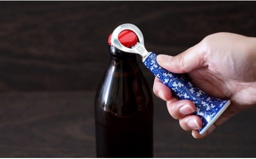 【宇賀なつみさんおすすめ！】有田焼 染付唐草濃 栓抜【源