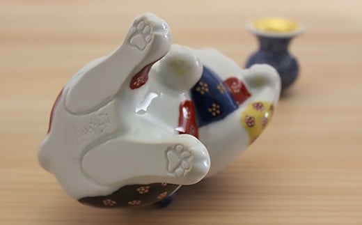 源右衛門窯 染錦結び梅地紋 猫置物 梅 ねこ ネコ 有田焼 A150