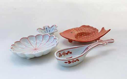 祝いの食卓に添えたい"朱" 有田焼上絵付の小皿揃え 日用品