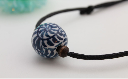 二宮閑山 有田焼磁器玉ペンダント たこ唐草 A24-158