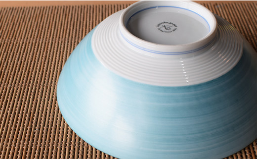 翡翠AritaBOWL エスニック料理も映える手塗りの水色 有田焼 