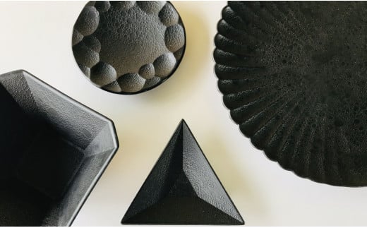 有田焼 テーブルコーディネートがグッと引き締まる黒い器