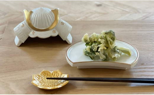 有田焼 端午の節句 マットホワイト金彩 兜 蓋物 24to3 西富陶