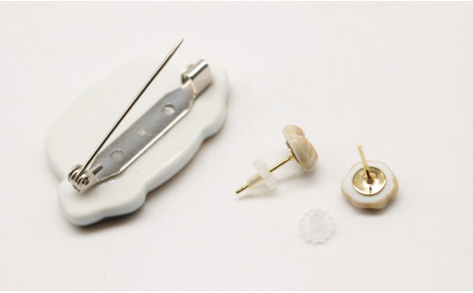 cocosara 有田焼 たれ耳が特徴のパグのブローチとぷにぷに肉