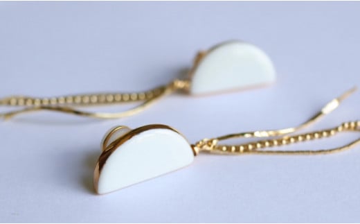 白磁半月 イヤリング【6.kiln】アクセサリー 白磁 有田焼 清