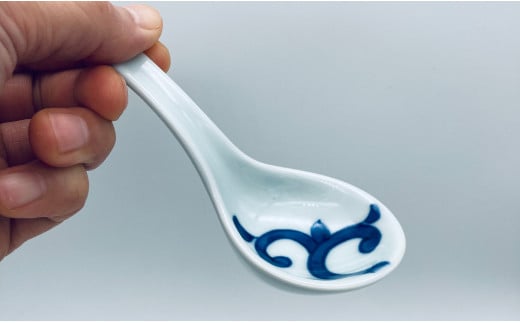 有田焼 飽きのこない唐草紋様の丼とレンゲのセット【しん