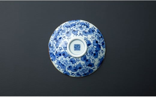 有田焼 渕錆染付 総手描き 花唐草絵平飯碗 ～華一園シリー