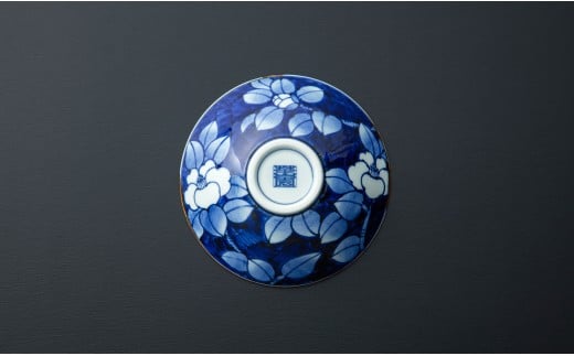 有田焼 渕錆染付 総手描き 濃椿絵平飯碗 ～華一園シリーズ