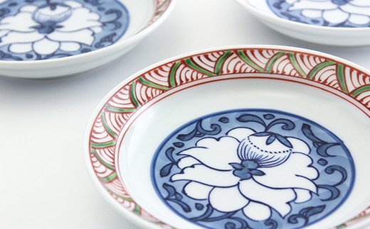 源右衛門窯 染錦唐花文 銘々皿 有田焼 高級感のあるケーキ