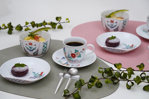 A350-15 柿右衛門窯作 珈琲碗（丸形）絵変わり（牡丹鳥文・