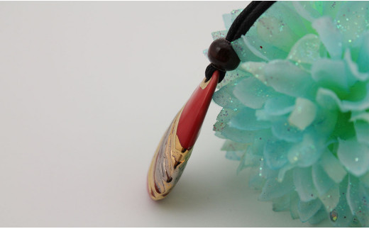 二宮閑山 有田焼ペンダント 赤流星紋様（両面書き） A24-157