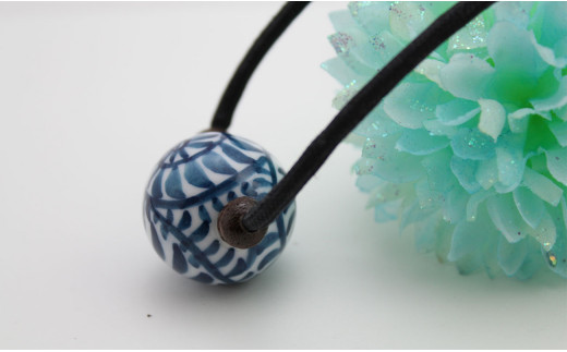 二宮閑山 有田焼磁器玉ペンダント たこ唐草 A24-158