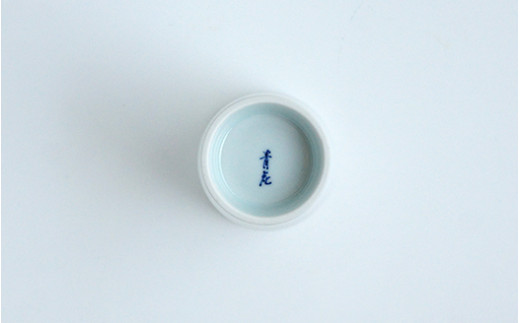 夕食を楽しませてくれる しん窯青花のパールシェルグラス(