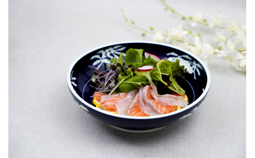 深川製磁 有田焼 草花折枝白抜紋 盛鉢 A90-31