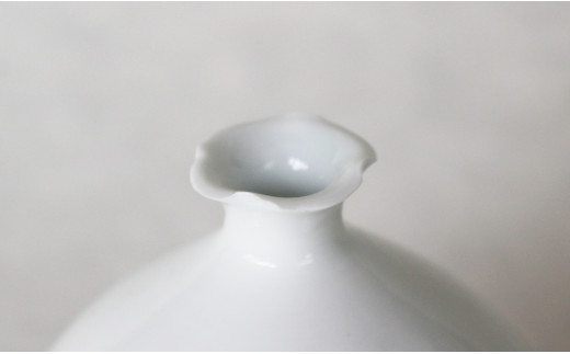 ろくろの現代の名工 矢鋪與左衛門作 白磁 花びら口小壺 有