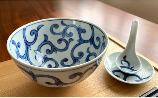 有田焼 飽きのこない唐草紋様の丼とレンゲのセット【しん