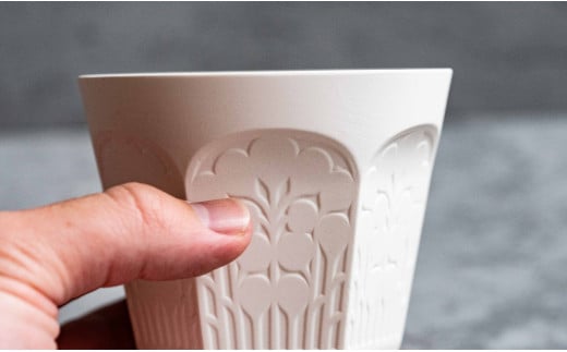 有田焼 切り紙文様のレリーフ 樹葉蕾花 ティーカップ 2個 