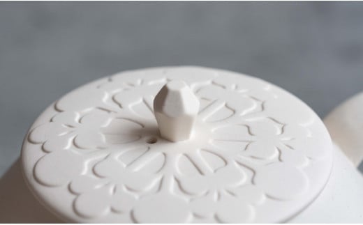 有田焼 切り紙文様のレリーフ 樹葉蕾花 ティーポット 1個 (