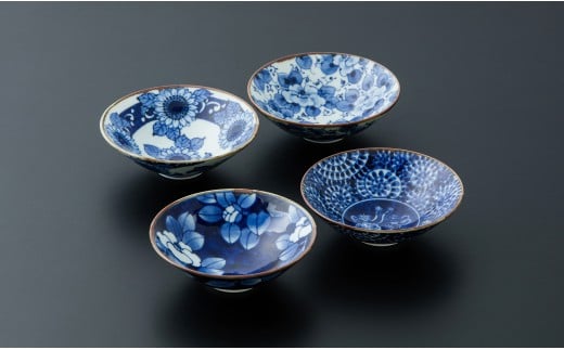 有田焼 渕錆染付 総手描き 花唐草絵平飯碗 ～華一園シリー