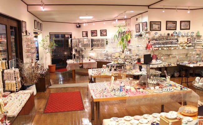 二宮閑山 有田焼ピルケース 花唐草紋様 A12-216