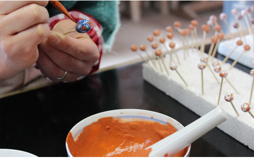 二宮閑山 有田焼赤たこ唐草紋様イヤリング おしゃれ アク