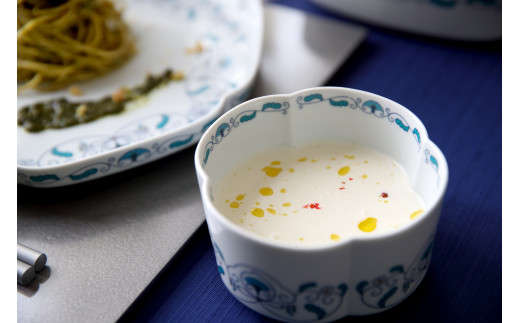 有田焼 其泉 ゆいからくさ 四つ葉形 ボウル 花浅葱 紅赤 ペ