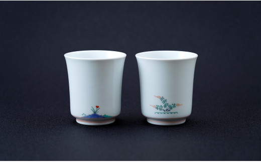 A220-12 柿右衛門窯作 フリーカップ（筒形反）絵変わり 2個組