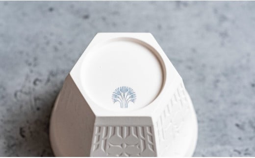 有田焼 切り紙文様のレリーフ 樹葉蕾花 ティーカップ 2個 